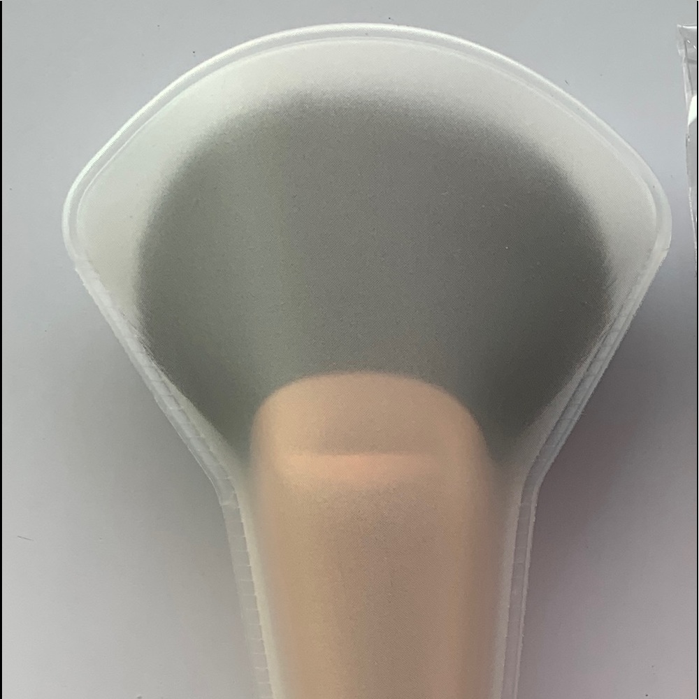 Bronzer 143 SES Medium Face Fan Brush - Picture 2 of 4